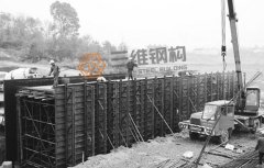山东省枣庄市首座钢结构办公楼封顶成功