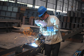 山东三维钢结构公司焊接工人