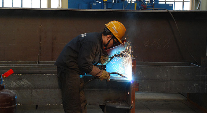 山东三维钢结构焊接人员正在焊接
