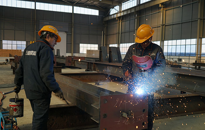 山东三维钢结构公司工人正在生产钢构件加工